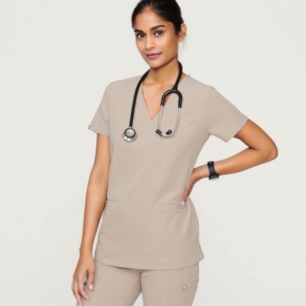 Figs Casma 3 pocket scrub top in Boulder